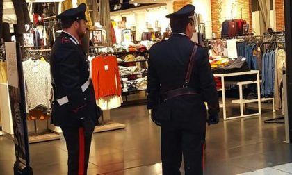 Rubano iPhone, finiscono in braccia ai carabinieri