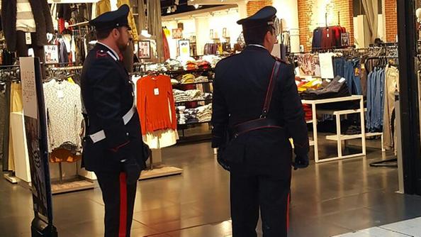 Rubano iPhone, finiscono in braccia ai carabinieri