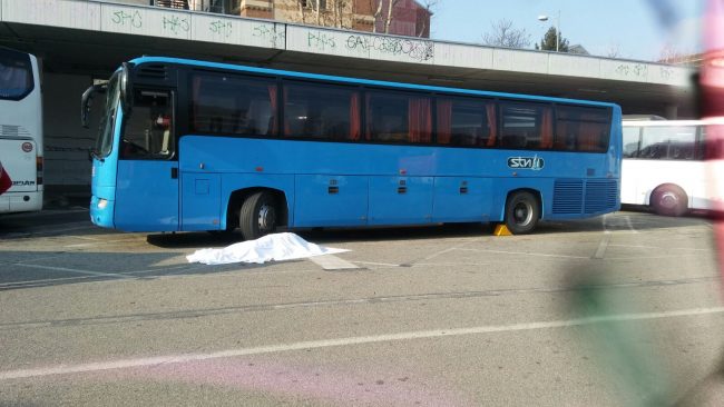 Muore schiacciato dalla ruota di un pullman