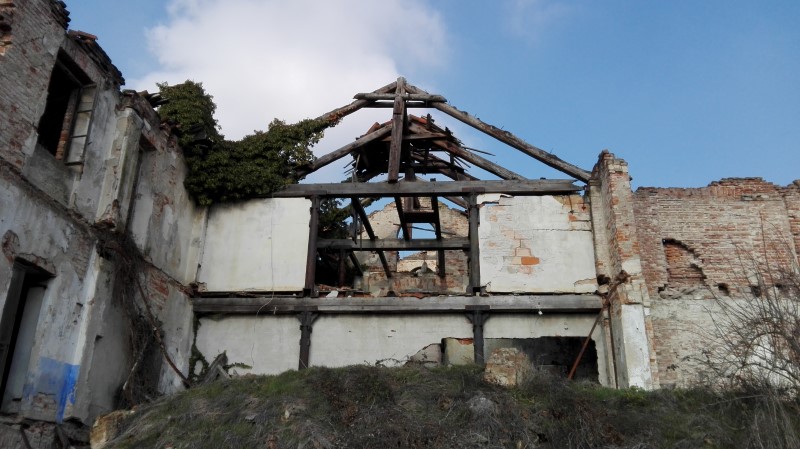Rudere indecente nell’area industriale