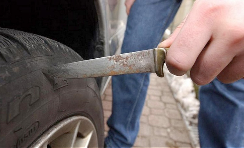 Vendetta amorosa taglia le gomme alla rivale