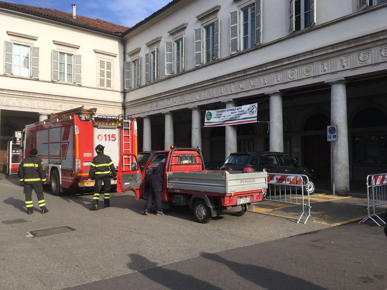 Caduta tegole dal municipio intervento dei Vigili del Fuoco