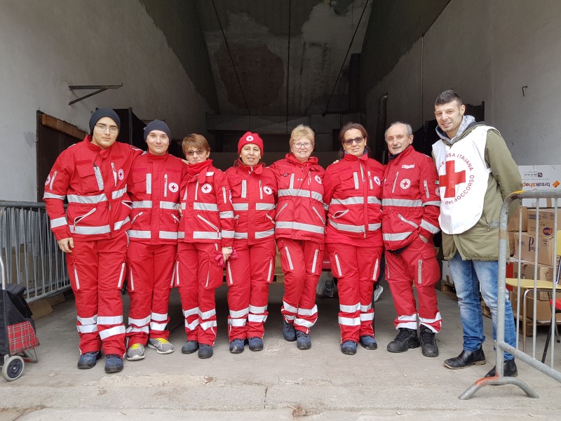 Distribuzione viveri con la Croce Rossa di Vercelli