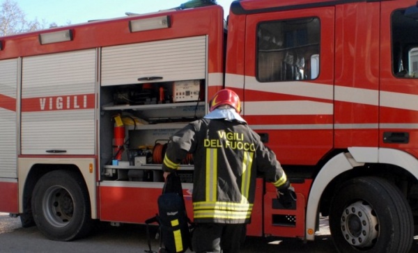 Incendio auto in cascina a Bianzè