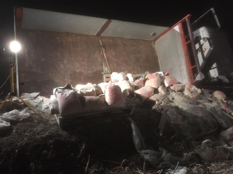 Camion fuori strada tra Tronzano e Ronsecco