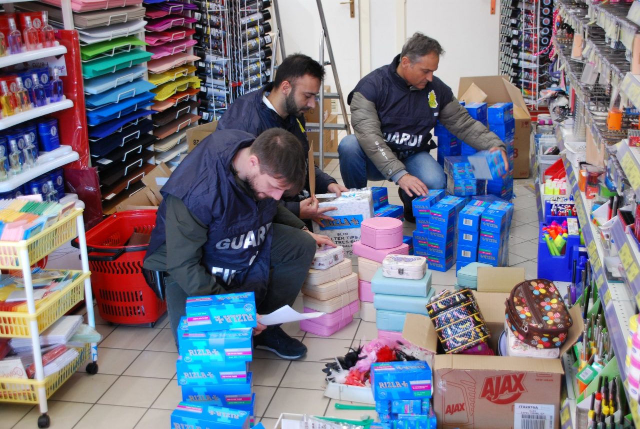 Articoli fumo pericolosi cinese di Vercelli nei guai