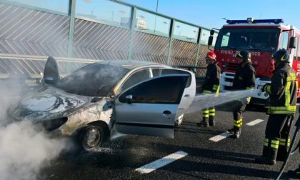 Incendio auto lungo la A4 all’uscita Novara Est