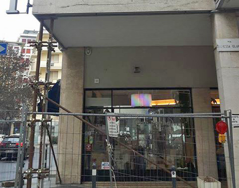 Palazzo puntellato da 17 mesi in pieno centro