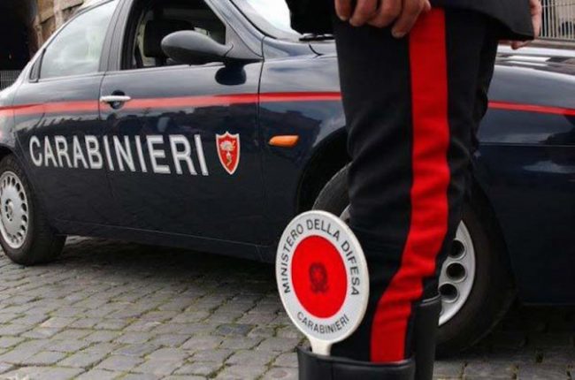 Viaggiava su una moto senza targa e senza assicurazione