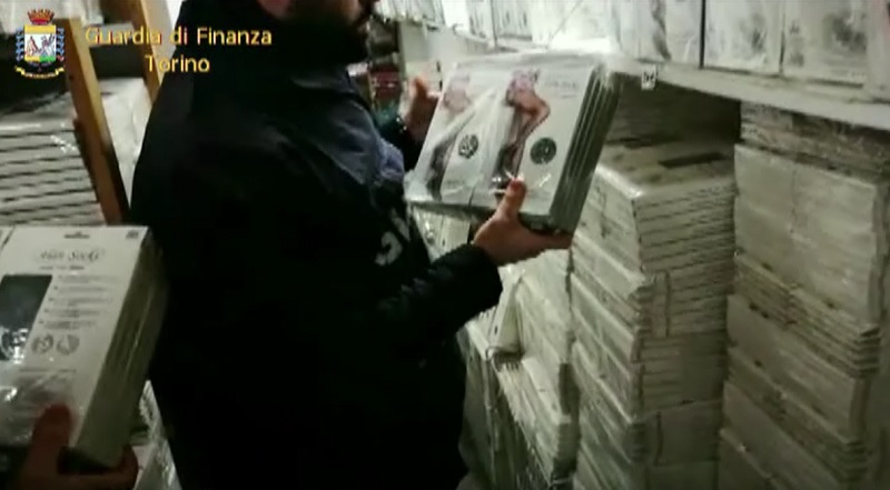 Capi intimi contraffatti: sequestrati 450.000 pezzi