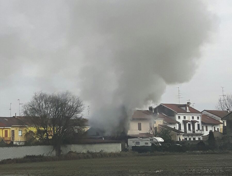 Incendio garage momenti di panico a Desana