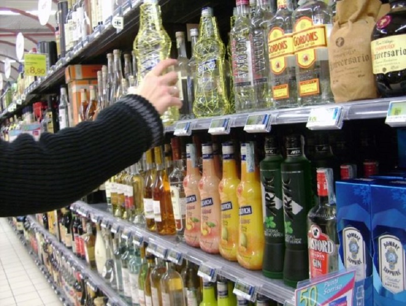 Ruba un superalcolico al supermercato