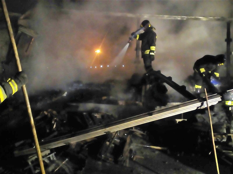 Incendio autoarticolato – Le foto del rogo