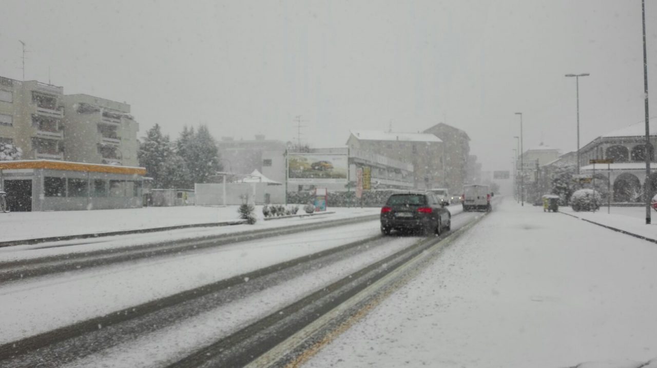 Strade innevate arrivano le pale