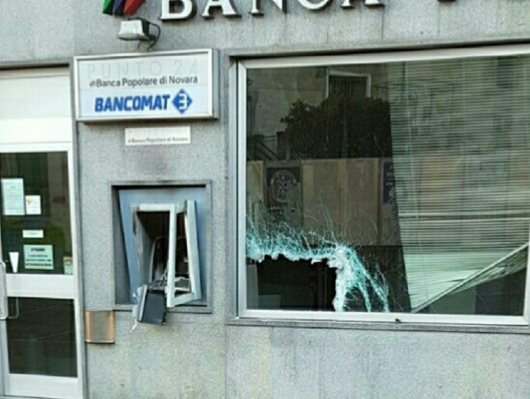 Bancomat esploso: colpo in banca ad Alice Castello