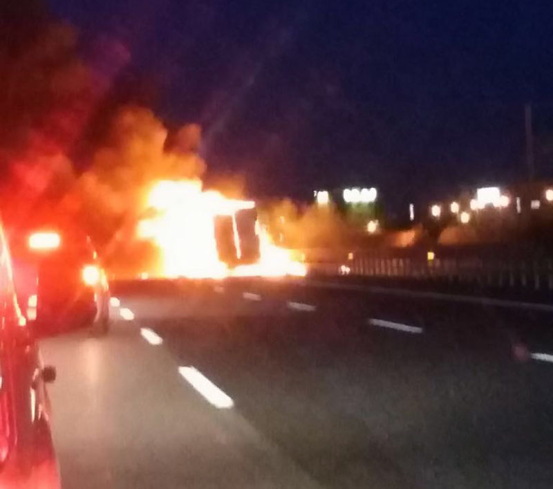 Autoarticolato in fiamme: traffico riaperto