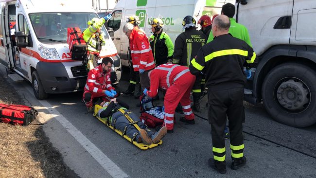Incidente a Crescentino: coinvolti 5 veicoli un ferito grave