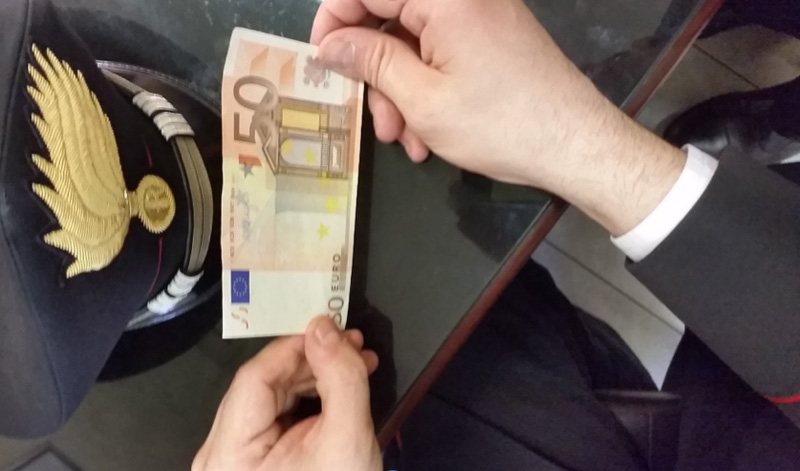 Truffatori in azione: pagano la cena con 50 euro falsi