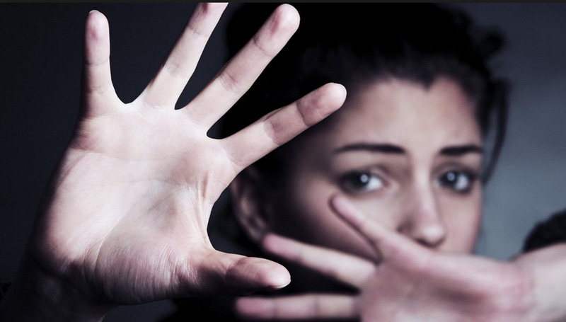 Picchia la moglie nel giorno della Festa della Donna: arrestato