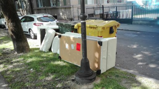 Spunta un salotto tra i cassonetti