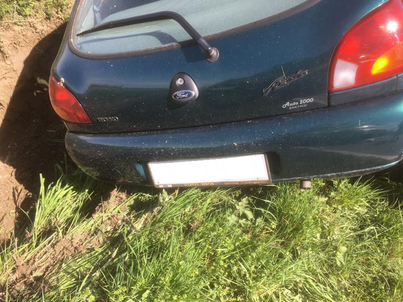 Auto fuori strada tra Tronzano e Cigliano