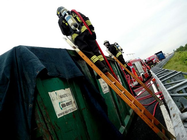 Incendio camion rifiuti avvenuto in autostrada