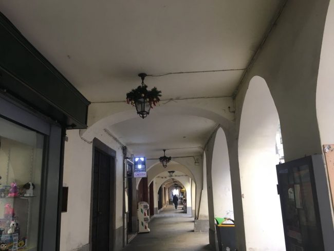 Addobbi natalizi tolti a Pasqua