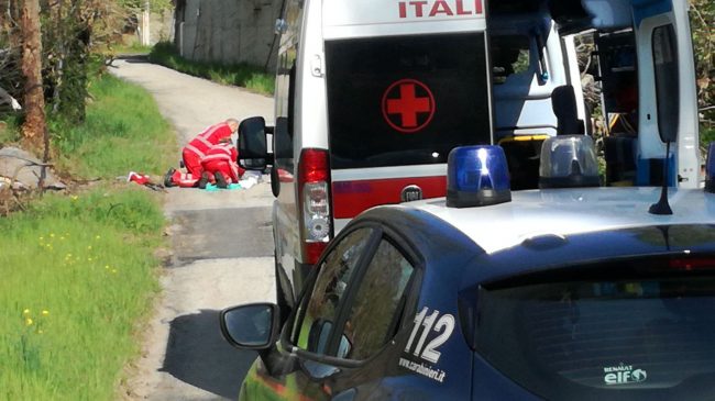Agricoltore trovato morto col viso insanguinato