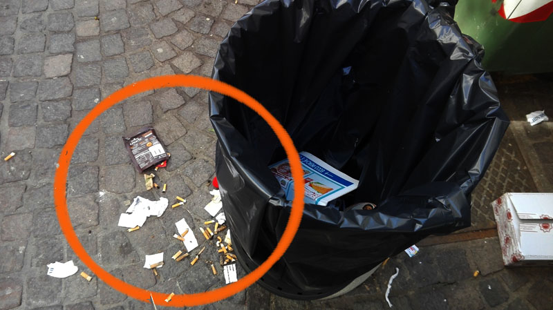 Spazzatura per terra cestino rifiuti semi vuoto