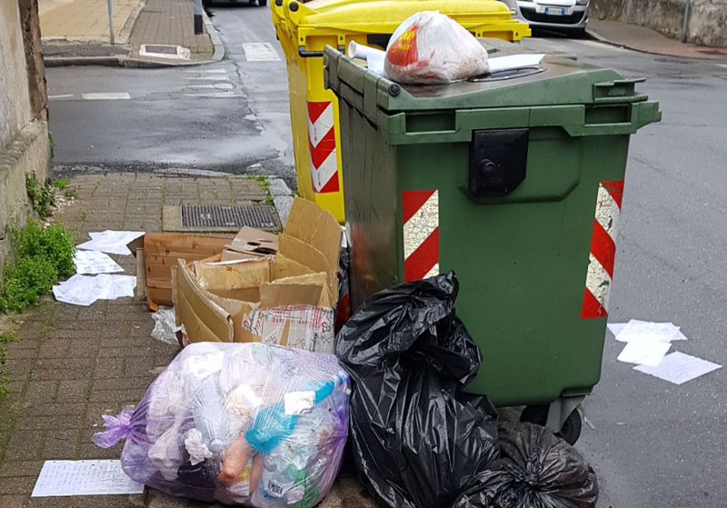 Rifiuti selvaggi: lo spettacolo in via Failla