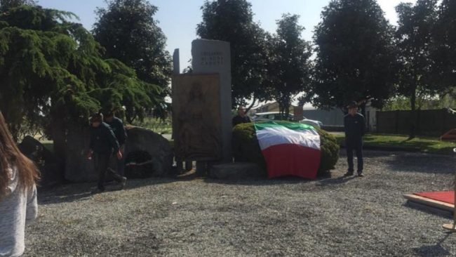 Tricolore tagliato, proprio nel giorno della Liberazione