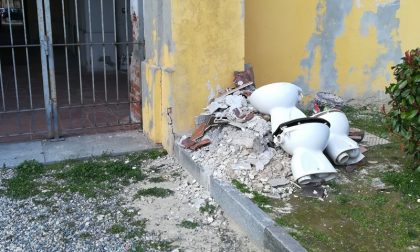 Sanitari abbandonati nel cortile di Santa Chiara