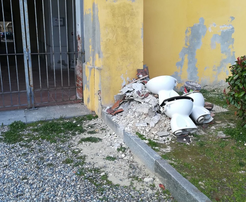 Sanitari abbandonati nel cortile di Santa Chiara