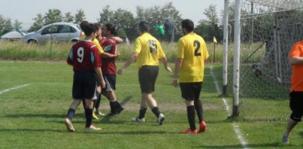 Calcio Csi gazzarra alla partita tra Conet e Warriors