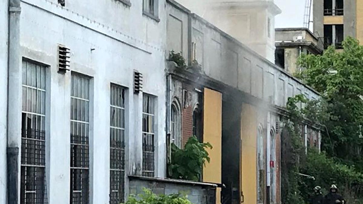 Incendio a Vercelli all’ex capannone del Carvè