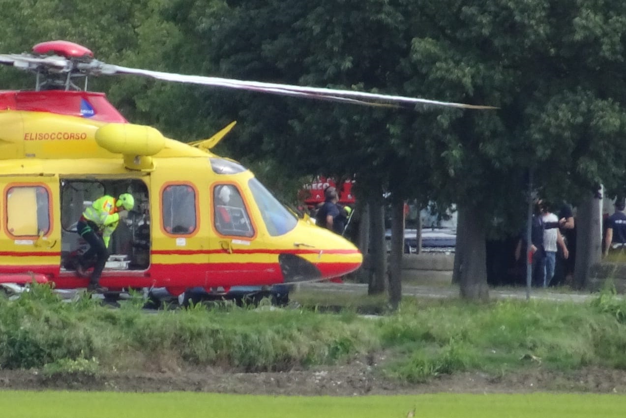 Pedone colpito dal portello di un tir