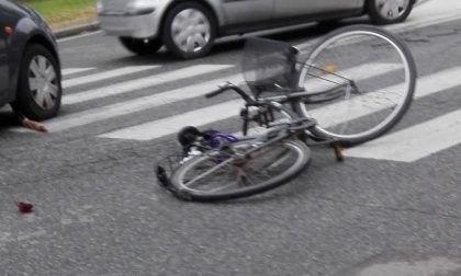 Ciclista investita davanti al duomo di Vercelli