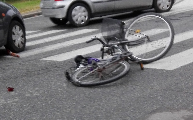Ciclista investita davanti al duomo di Vercelli