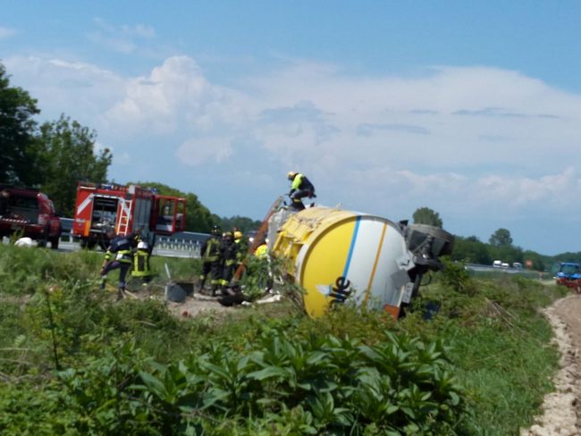 Camion cisterna ribaltato in autostrada