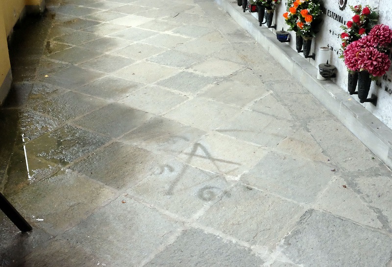 Setta satanica profana tombe in un cimitero