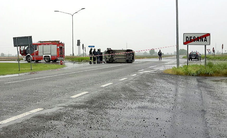 Auto ribaltata all’ingresso di Desana