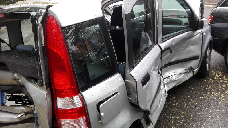 Mercedes contro Panda: incidente con un ferito a Vercelli