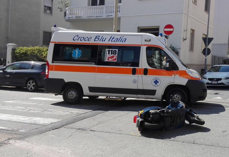 Auto contro moto: un ferito