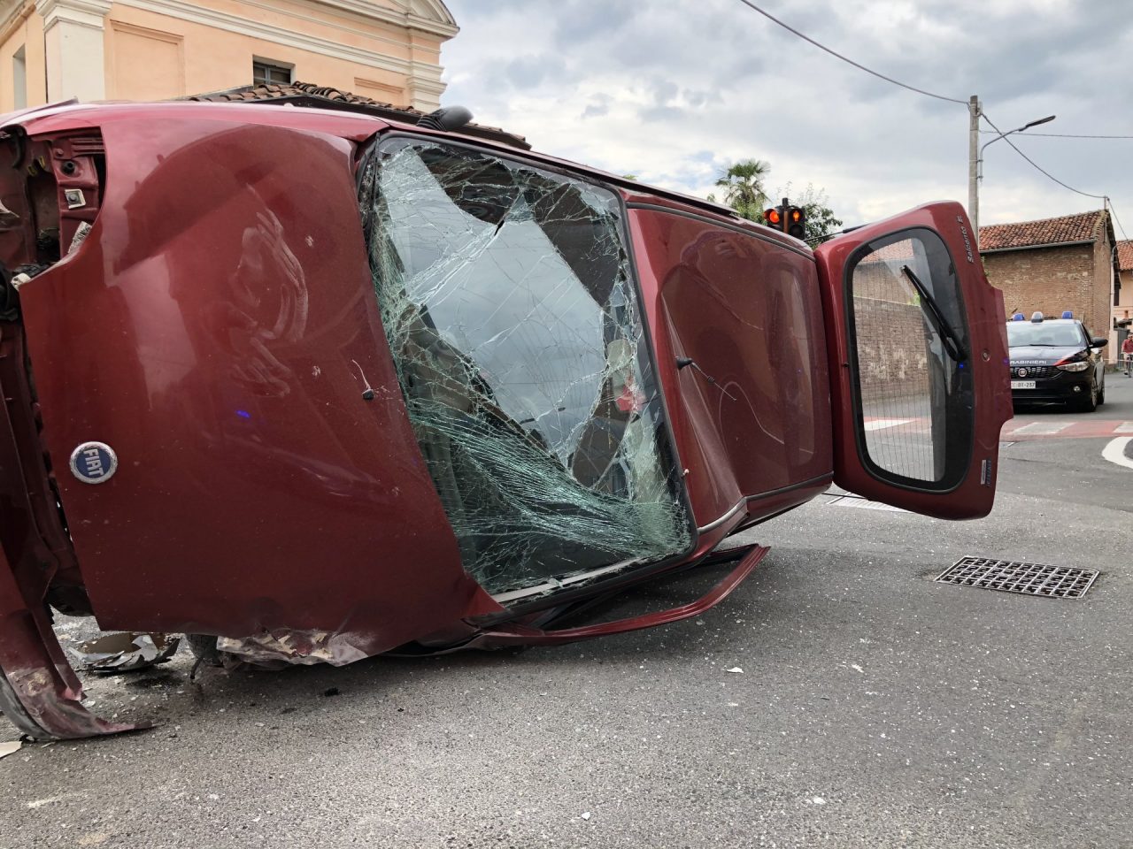 Auto ribaltata INFERMIERA GRAVISSIMA