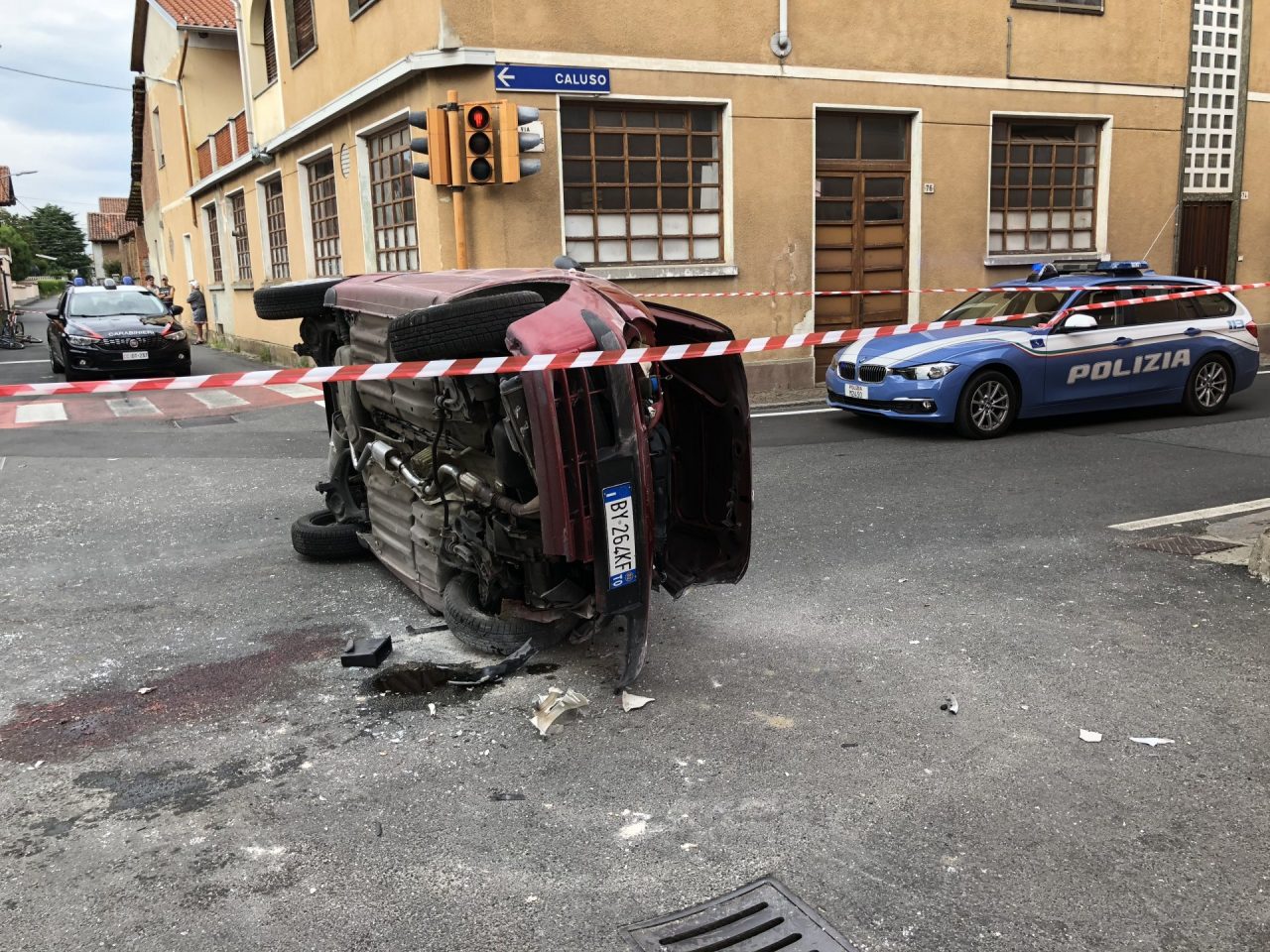 Auto ribaltata centro paese grave infermiera