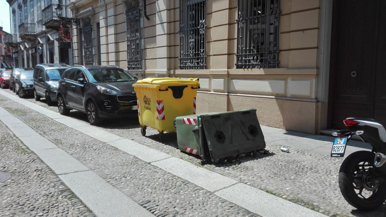 Cassonetto rovesciato in via Verdi