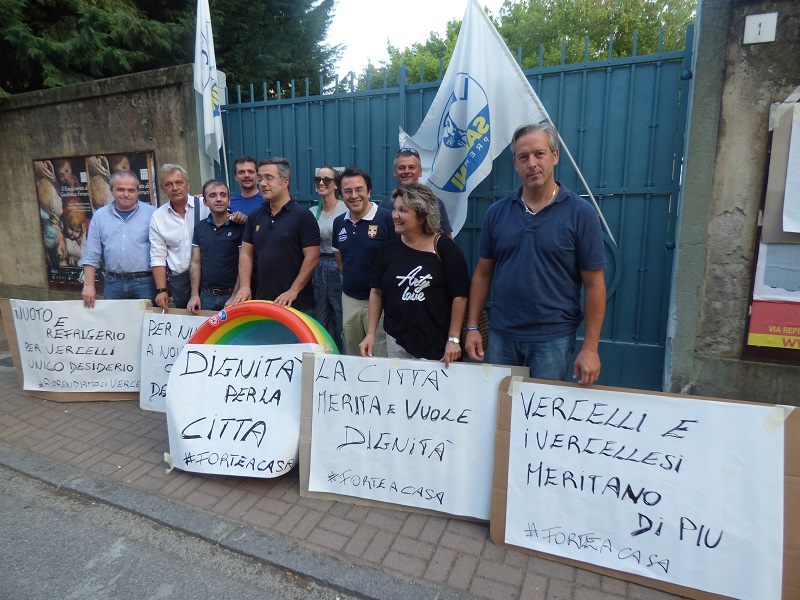 Piscina ex Enal: la protesta della Lega