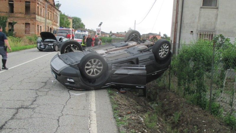 Scontro a Borgo Vercelli auto capottata