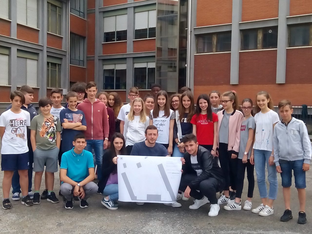 Aspiranti geometri aiutano le scuole medie