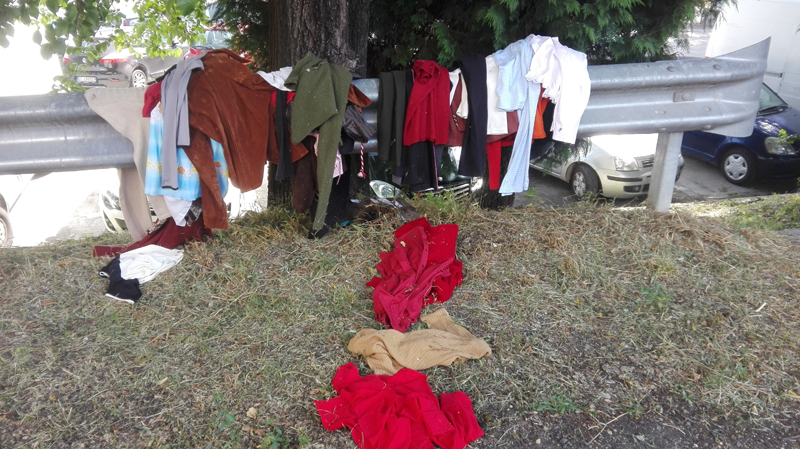 Vestiti gettati al parcheggio Garrone